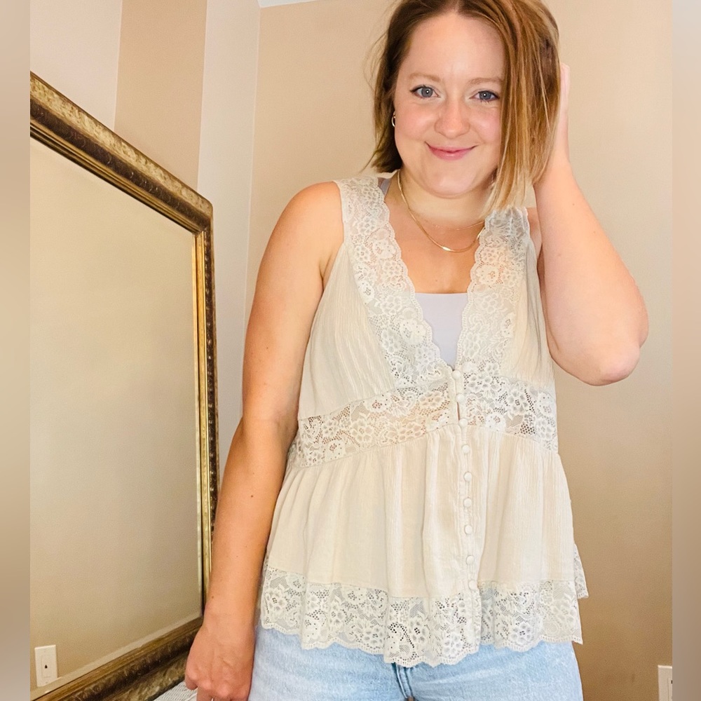 3/$25 🖤 Cream Button-up Lace Tank